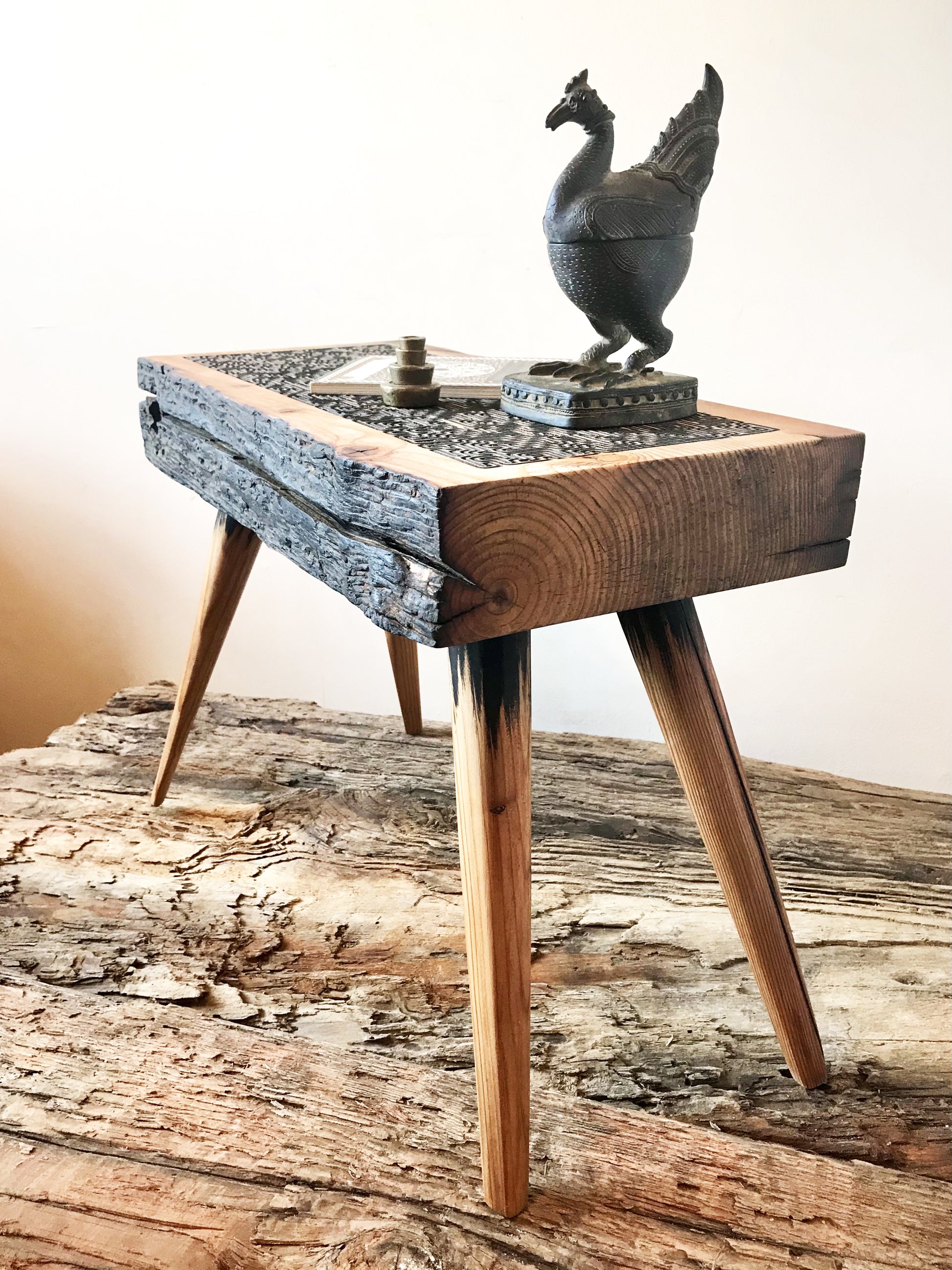 The live edge design, with its Wabi Sabi imperfections, celebrates the beauty of the natural world while adding a unique, rustic character